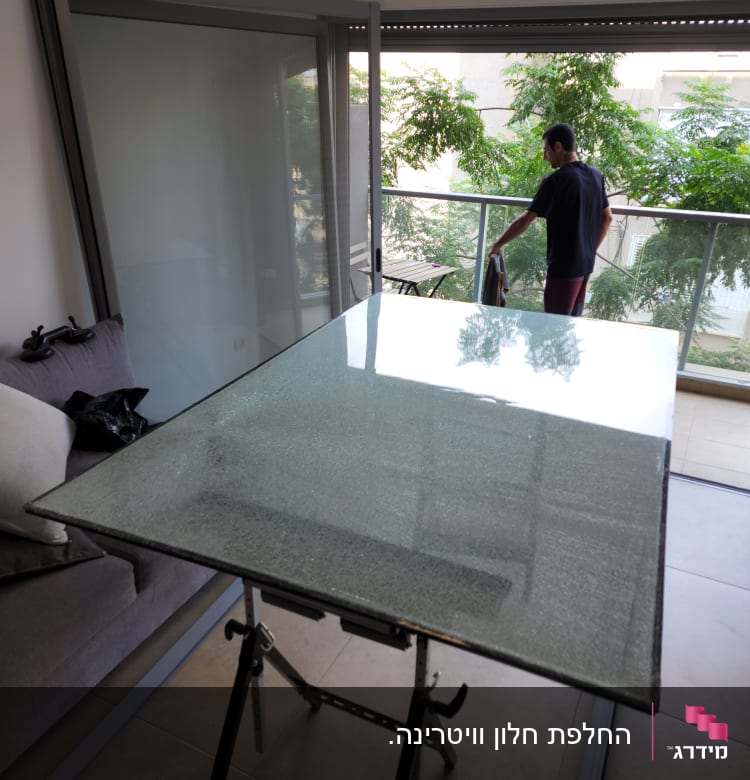 החלפת חלון וויטרינה. 